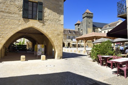 France, Dordogne (24), Périgord Pourpre, Beaumont-du-Périgord, la place Jean Moulin avec sa halle et l'église fortifiée Saint-Laurent-et-Saint-Front de style gothique anglais du XIIIe siècle au coeur de la bastide