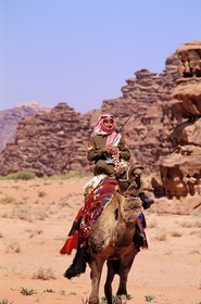 Jordanie, le Wadi Rum, patrouille du ìCamel Corp ou police du désert sur leurs dromadaires