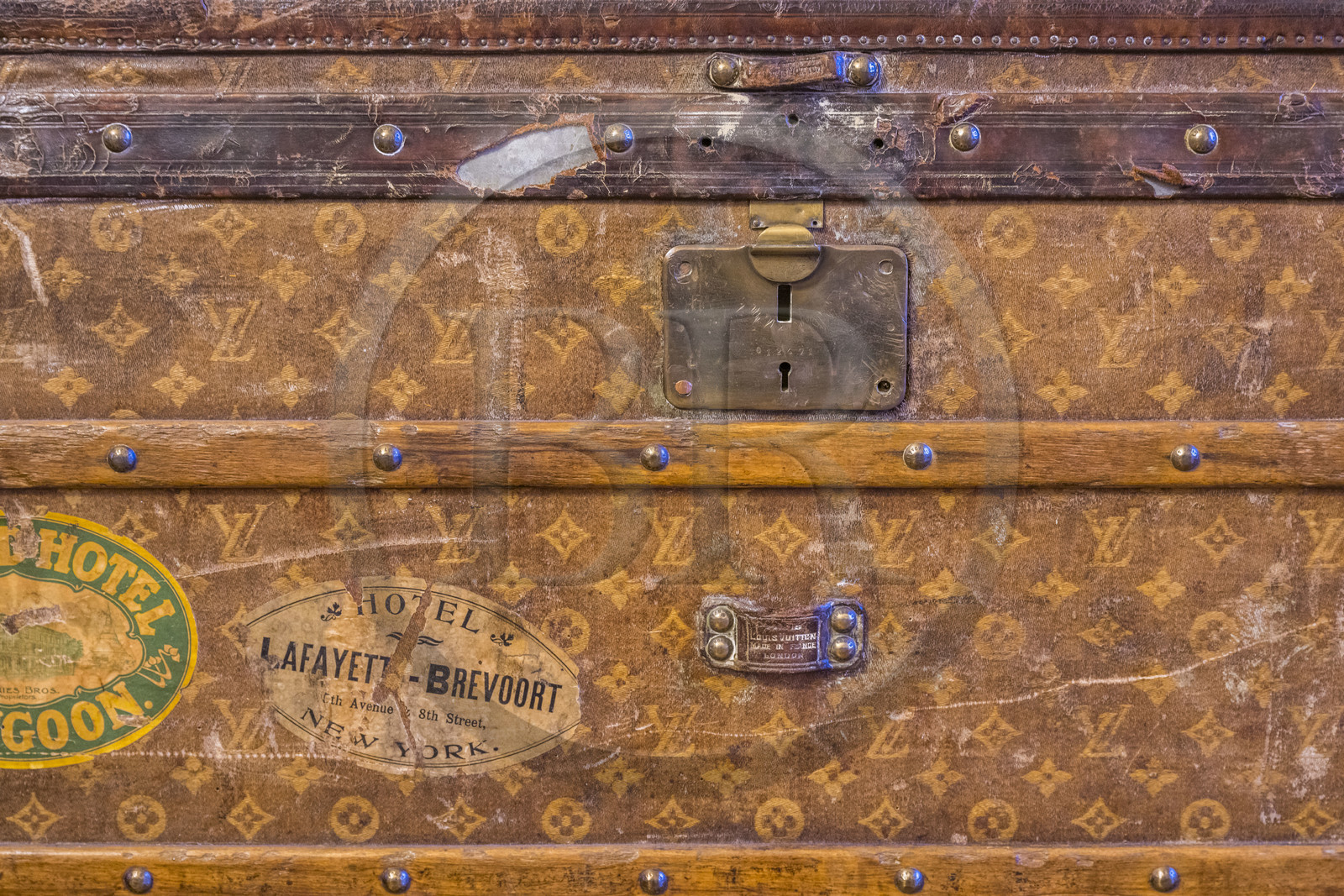 France, Aveyron (12), Millau, Hotel du Chateau de Creissels, malle Louis Vuitton