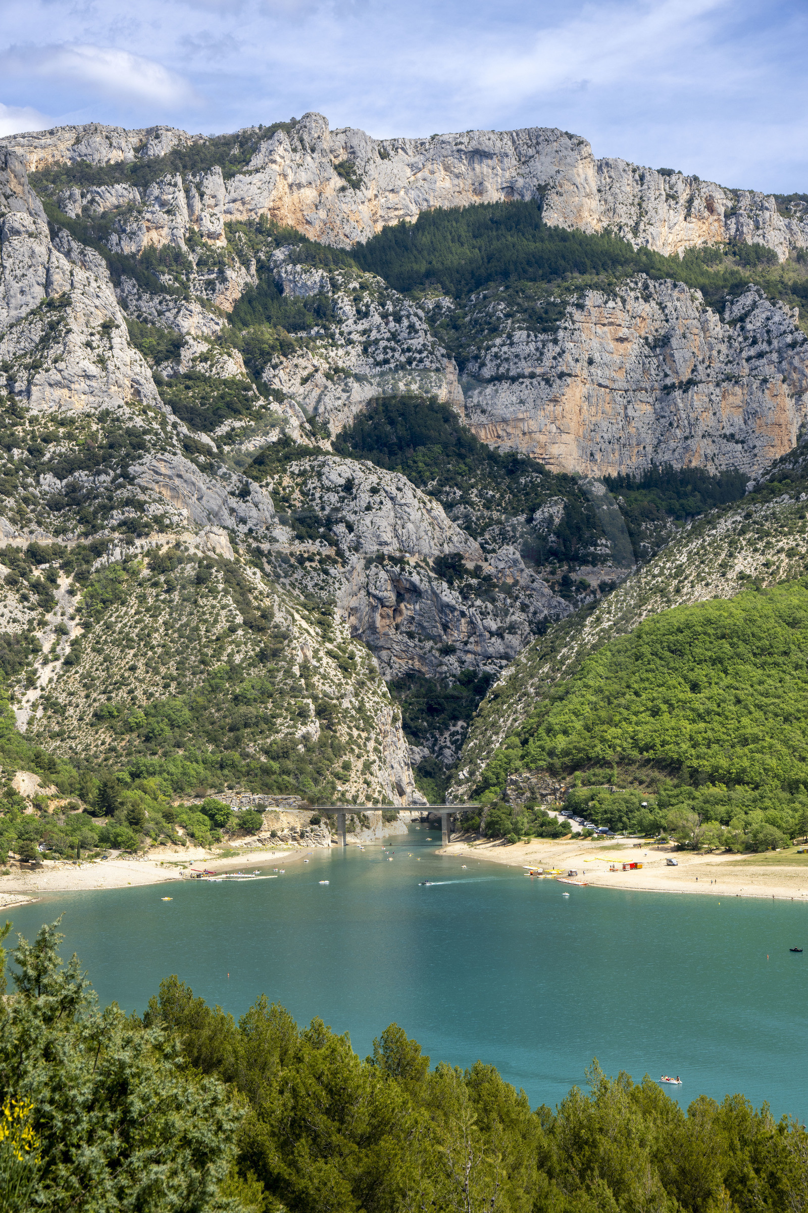 France, Alpes-de-Haute-Provence (04), parc naturel régional du Verdon, lac de Sainte-Croix et le pont de Galetas à l'entrée des Gorges du Verdon