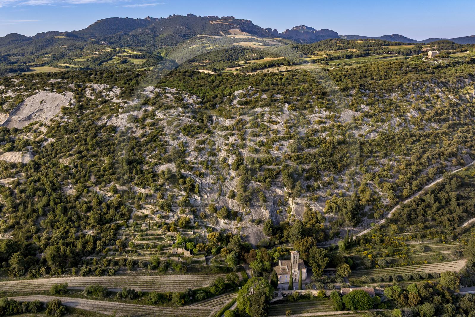 France, Vaucluse (84), Dentelles de Montmirail, Beaumes-de-Venise, la chapelle Notre-Dame d'Aubune des XIe et XIIIe siècles au pied du plateau des Courens et dominée par le Rocher du Diable, la chapelle Saint-Hilaire est en haut sur la droite (vue aérienne)