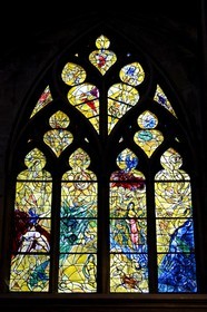 France, Moselle (57), Metz, la cathédrale Saint-Etienne, vitraux du déambulatoire nord avec pour sujets des épisodes de l’Ancien Testament par Marc Chagall (XXe siècle) réalisés par l’atelier Simon-Marq à Reims (droits réservés)