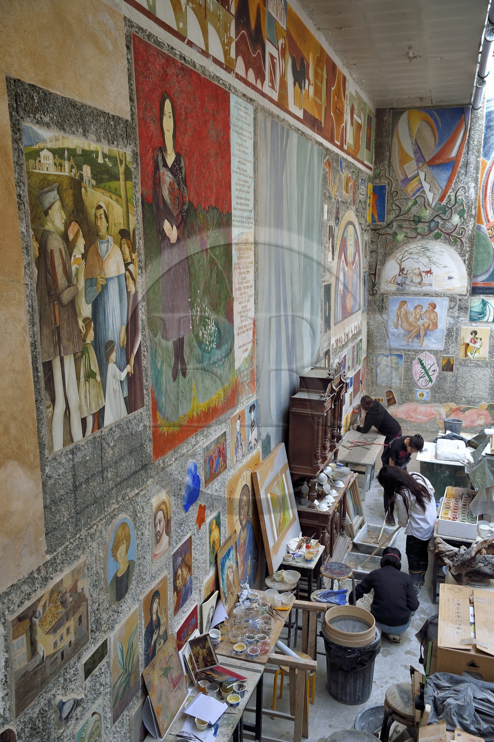 France, Paris (75), quartier de Saint-Germain-des-Prés, Ecole nationale supérieure des Beaux-Arts, fabrication du mortier dans l'atelier de fresque de Philippe Bennequin