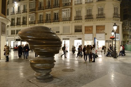 Espagne, Andalousie, Malaga, l'artère principale calle Marquès de Larios, sculpture de Tony Cragg