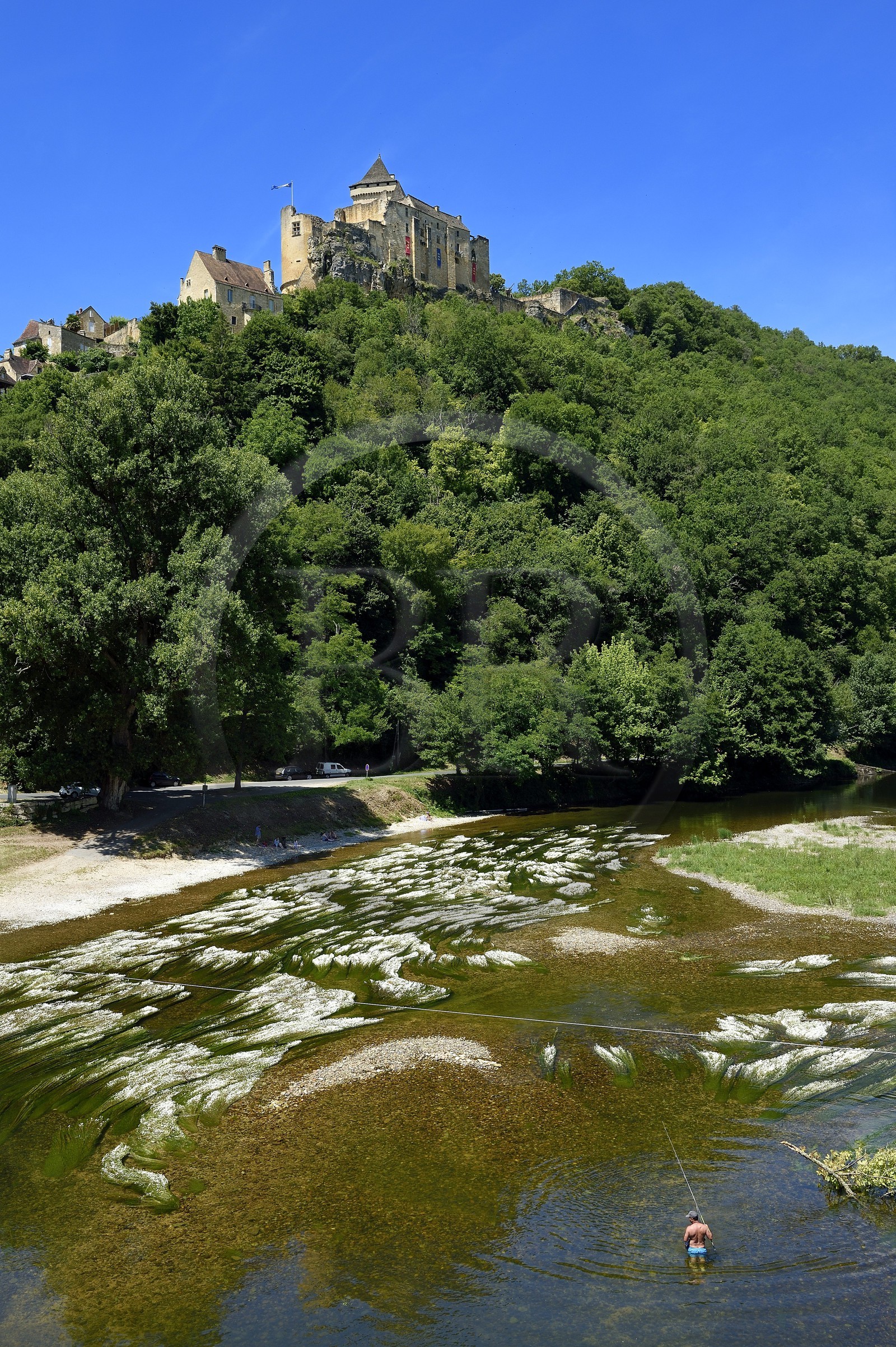 France, Dordogne (24), Périgord Noir, vallée de la Dordogne, Castelnaud-la-Chapelle labellisé Les Plus Beaux Villages de France, le château de Castelnaud-la-Chapelle sur un éperon rocheux au dessus de la rivière Dordogne