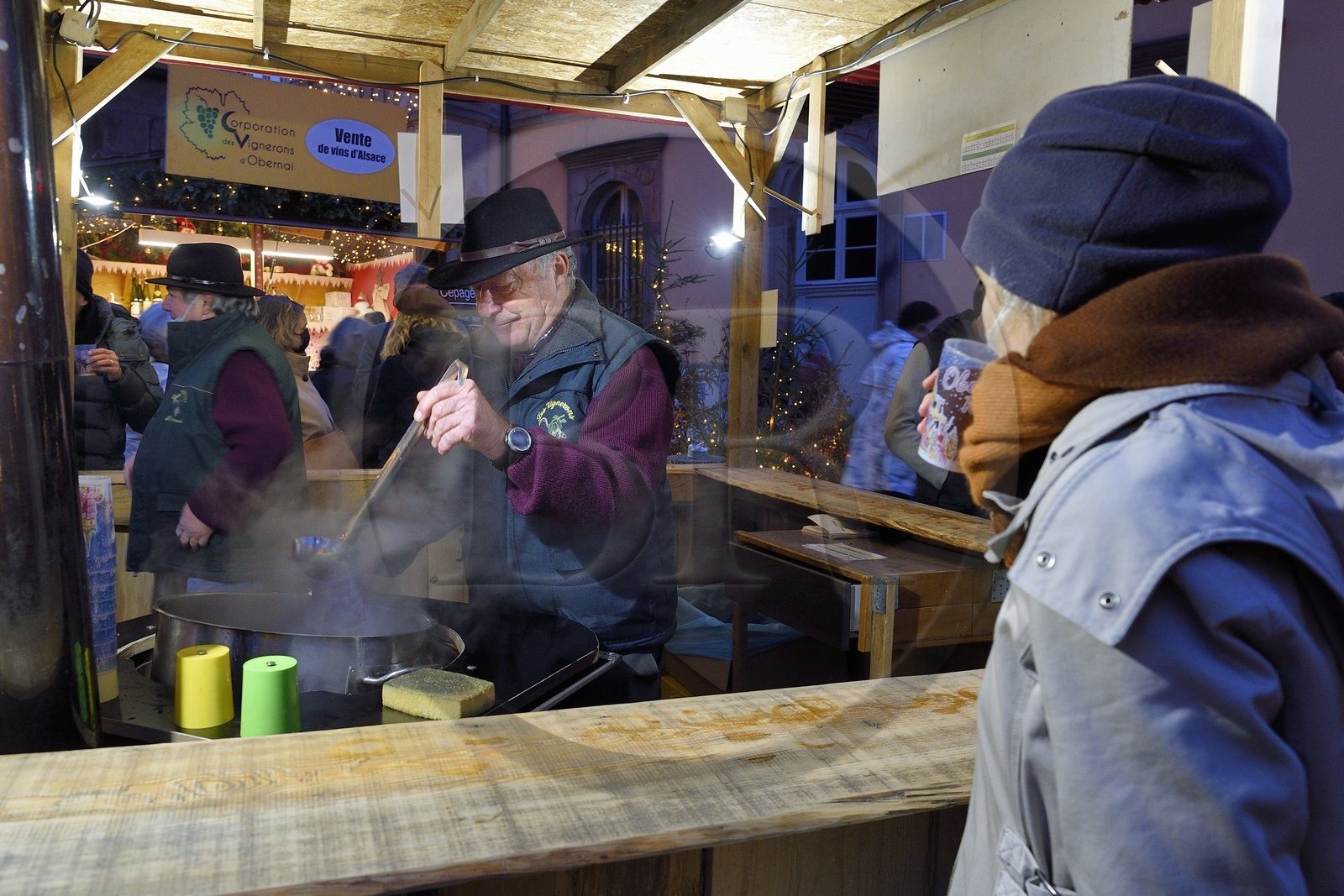 France, Bas-Rhin (67), Obernai, Marché de Noël, vente de vin chaud rouge et blanc