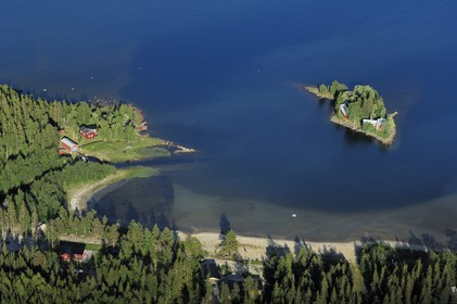 Suède, Comté de Västerbotten, région d'Umea, village de Ytterboda, maison sur une petite île privée sur la mer Baltique (vue aérienne)
