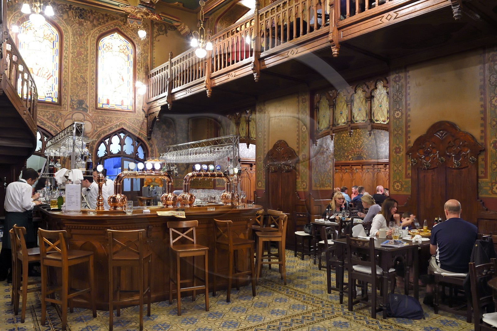 Roumanie, Bucharest, centre historique, la célèbre brasserie Caru cu bere créée en 1899 dans le quartier Lipscani