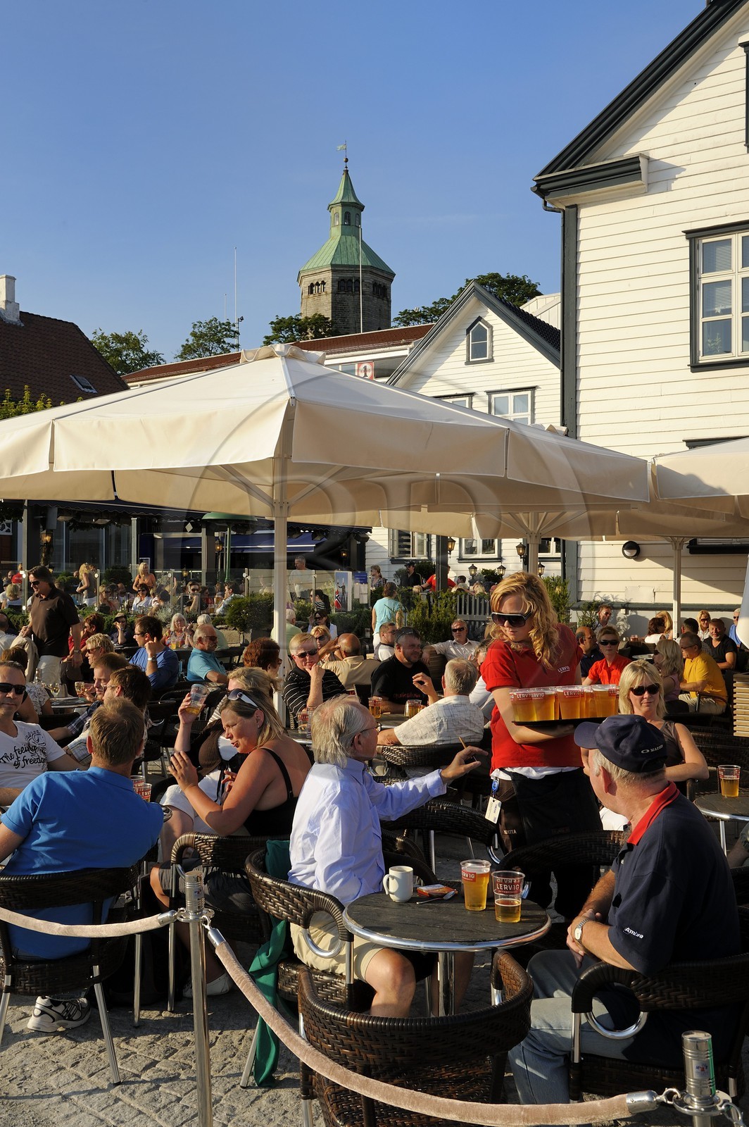Norvège, Rogaland, Stavanger, terrasse de café sur le vieux port (Vagen)