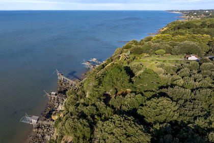 France, Loire-Atlantique (44), Baie de Bourgneuf, Pornic, cabanes de pêche traditionnelle au carrelet en bordure de la plage de Crêve-coeur à La Bernerie-en-Retz (vue aérienne)