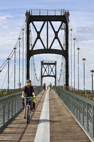 France, Charente-Maritime (17), Saintonge, Tonnay-Charente, cyclistes faisant la véloroute La Flow Vélo traversant le pont suspendu construit en 1842