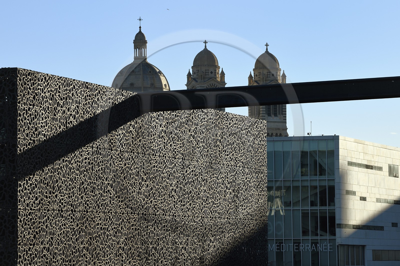 France, Bouches-du-Rhône (13), Marseille, MuCEM (Musée des civilisations de l'Europe et de la Méditerranée) par les architectes Rudy Ricciotti et R. Carta, Cathédrale La Major (XIXe siècle) en arrière plan