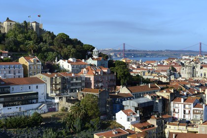 Portugal, Lisbonne, quartier de l'Alfama, panorama sur la ville depuis le Miradouro de Graça, le Castelo Sao Jorge (chateau Saint Georges) et le pont du 25 de Abril sur le Tage en arrière plan