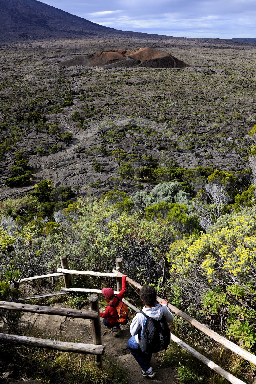 France, île de la Réunion, volcan du Piton de la Fournaise, classé Patrimoine Mondial de l'UNESCO, le cratère Formica Léo au premier plan et le cratère Dolomieu dans l'Enclos