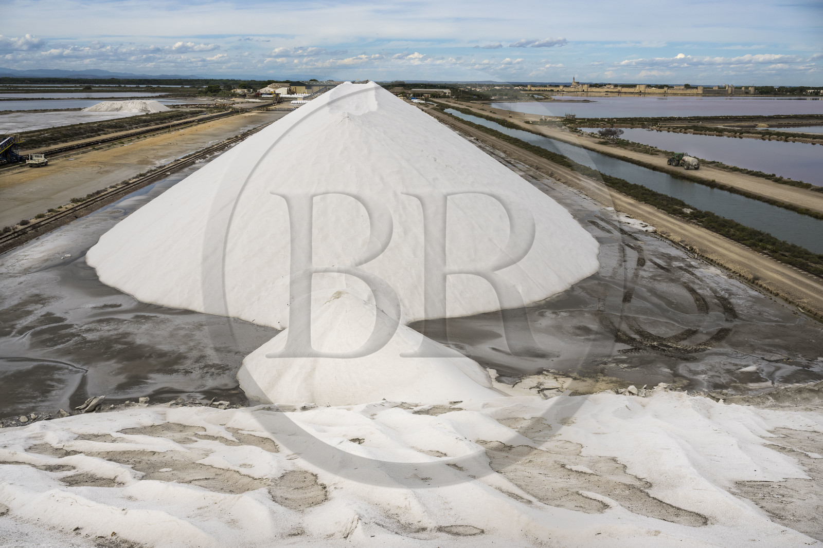 France, Gard (30), Aigues-Mortes, le salin d'Aigues-Mortes (Salins du Midi), montagne de sel stocké