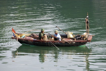 Vietnam, province de Quang Ninh, la Baie d'Halong classée Patrimoine Mondial de l'UNESCO, bateau de pêche