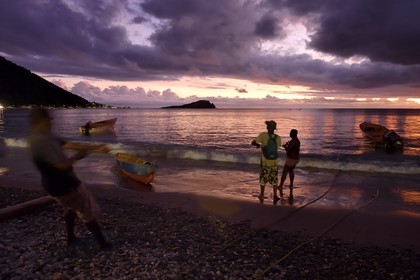 Caraïbes, Ile de la Dominique, baie de Soufrière, le village de Soufrière, pêche au filet en bordure de plage à la tombée de la nuit