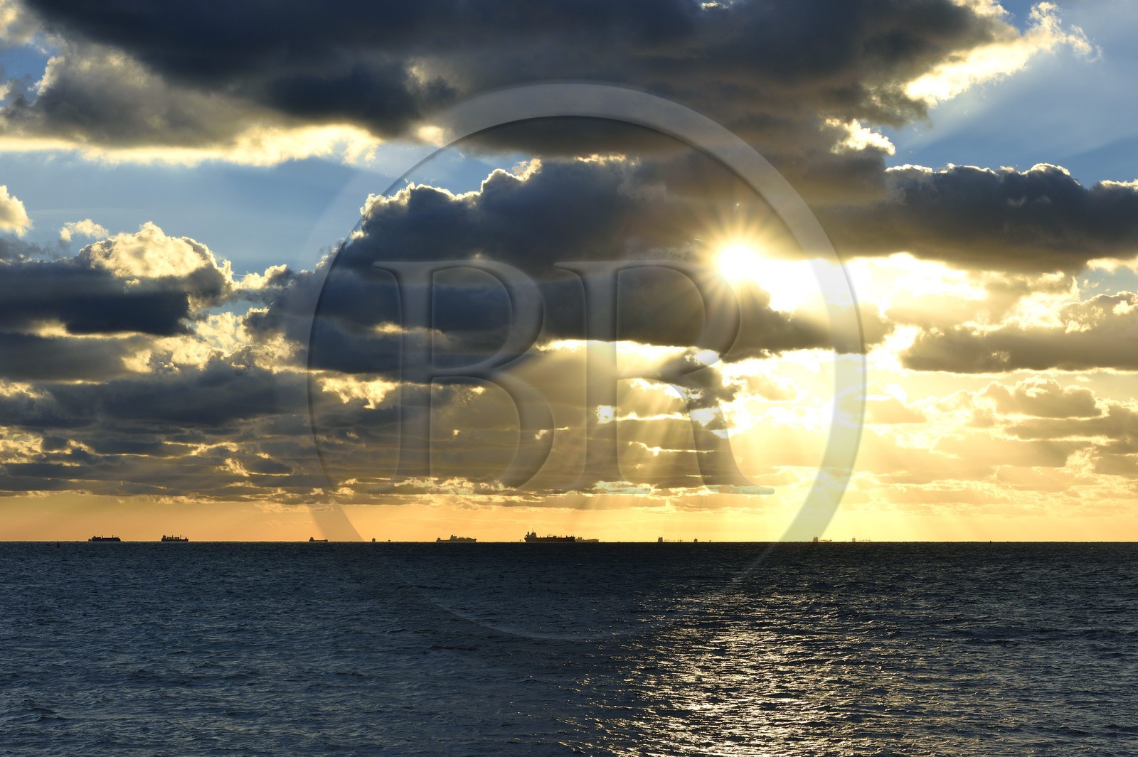 France, Seine-Maritime (76), Le Havre, cargos au mouillage au large en zone d'attente portuaire du Havre