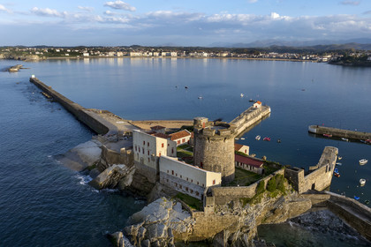 France, Pyrénées-Atlantiques (64), la côte du Pays-Basque, Ciboure, le fort de Socoa construit sous Louis XIII remanié par Vauban protégeant la baie de Saint-Jean-de-Luz (vue aérienne)