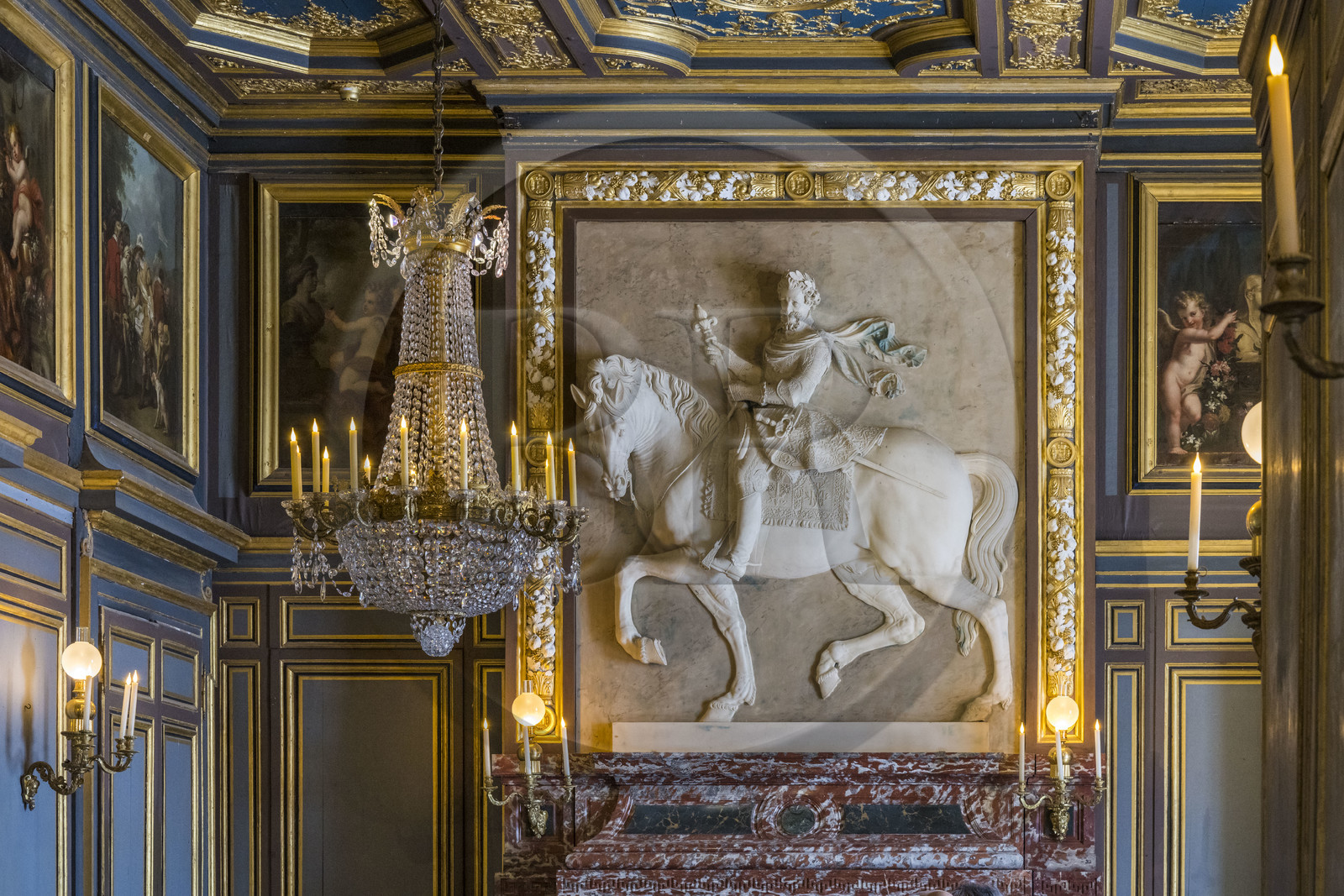 France, Seine-et-Marne (77), Fontainebleau, chateau de Fontainebleau, classé Patrimoine Mondial par l'UNESCO, la deuxième salle Saint-Louis ou salon du Donjon, la plus ancienne salle du chateau, où a été déplacée la cheminée en marbre du Languedoc ornée d'un bas-relief équestre représentant Henri IV, réalisé vers 1600 par Matthieu Jacquet