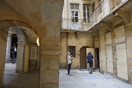 France, Rhone, Lyon, historical site listed as World Heritage by UNESCO, Vieux Lyon (Old Town), traboule (small passageway) connecting the 27 rue du Boeuf to the 54 rue Saint Jean