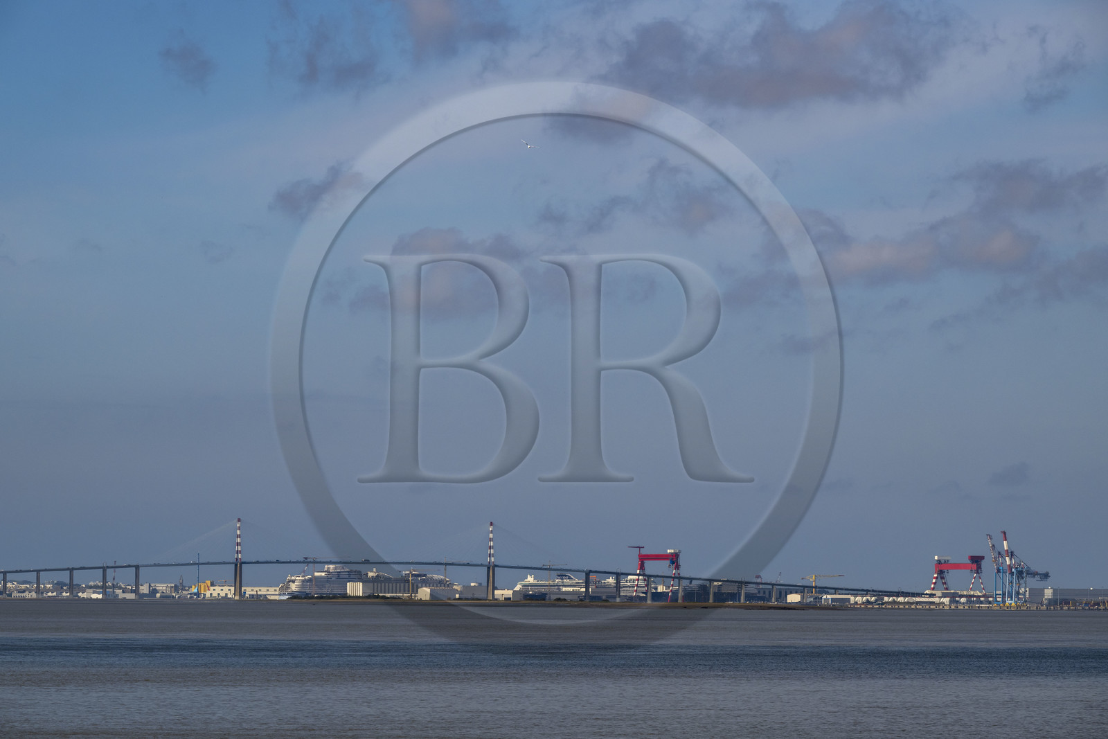 France, Loire-Atlantique (44), Estuaire de la Loire, le pont de Saint-Nazaire et les Chantiers de l'Atlantique