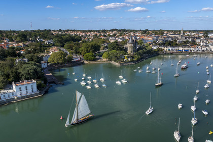 France, Loire-Atlantique (44), Pornic, le voilier Pen Duick suivi du Pen Duick II quittant le port sous voile, l'église Saint-Gilles et le château en arrière plan (vue aérienne)