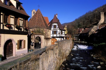 France, Haut-Rhin (68), ville de Kaysersberg, bord de la rivière Weiss
