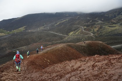 Italie, Sicile, Parc naturel régional de l’Etna, le Mont Etna, classé Patrimoine Mondial de l'UNESCO, randonneurs sur le Cratère Silvestri supérieur
