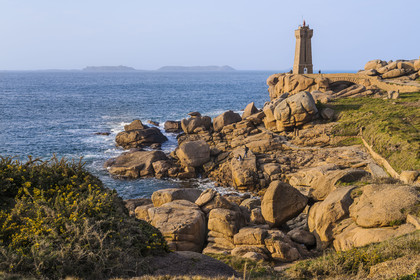 France, Côtes-d'Armor (22), Côte de Granit Rose, Perros-Guirec, Ploumanac'h, pointe de Skewell (Squéouel), le phare de Mean Ruz sur le sentier des Douaniers aussi chemin de Grande Randonnée GR 34