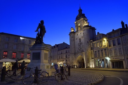 France, Charente-Maritime (17), La Rochelle, statue du Baron Victor Guy Duperré et la porte de la Grosse Horloge