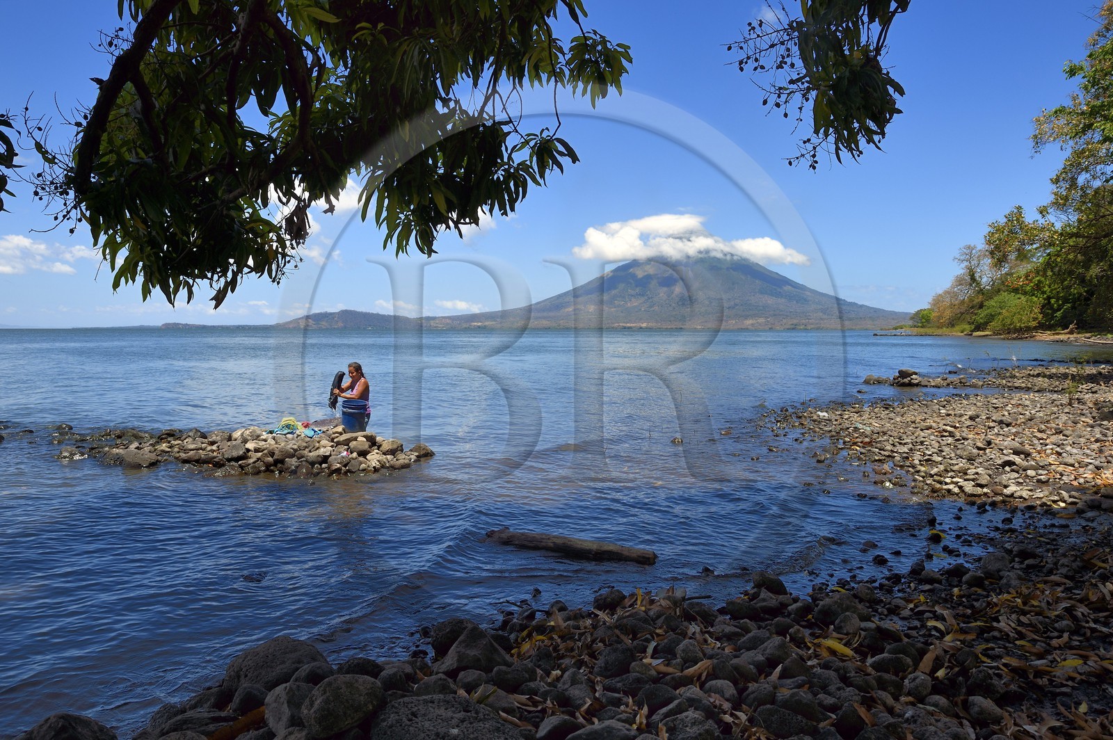 Nicaragua, Ile d'Ometepe sur le lac Nicaragua, village de Merida, femme faisant sa lessive dans le lac et le volcan Conception (1610 m) en arrière plan
