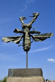 France, Var (83), La Dracénie, village de Tourtour, labellisé Les Plus Beaux Villages de France, bronze appelé Lucane de Bernard Buffet sur l'esplanade de la mairie