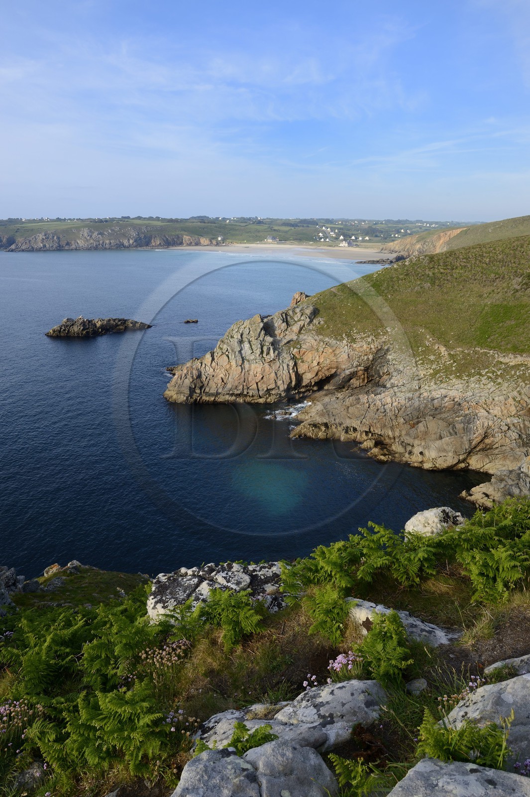 France, Finistère (29), Mer d'Iroise, Plogoff, la Baie des Trépassés entre la Pointe du Raz et la Pointe du Van en arrière plan