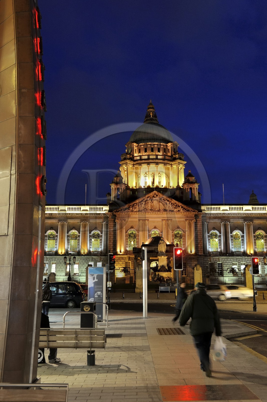 Royaume-Uni, Irlande du Nord, Belfast, le City Hall (hotel de ville) sur Donegall square et colonne du souvenir du Titanic