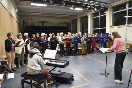 France, Bas-Rhin (67), Strasbourg, répétition de chants de Noël du Chœur de Saint-Guillaume sous la présidence de Nicolas Greib dans la salle de sport du Gymnase Jean Sturm