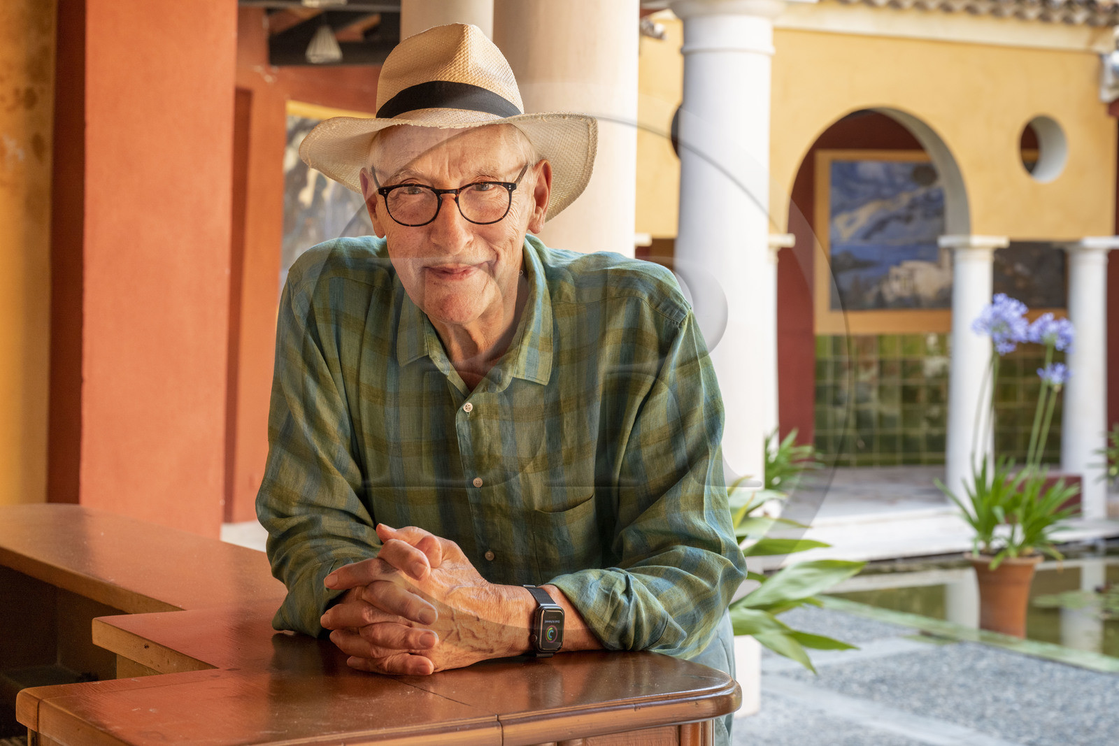 France, Alpes-Maritimes (06), Menton, Domaine des Colombieres, l'actuel propriétaire Michael Likierman dans la villa des Colombières  entièrement conçue comme une œuvre d'art par Ferdinand Bac