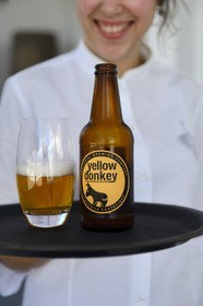 Grèce, Les Cyclades, mer Égée, île de Santorin (Thira ou Théra), village de Oia, la bière locale de l'Ile Yellow Donkey