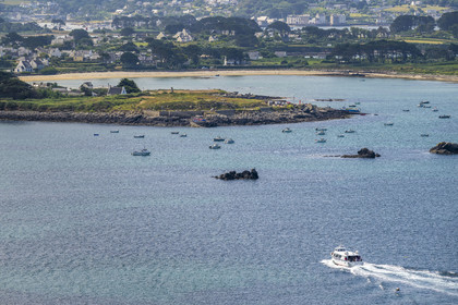 France, Finistère (29), Pays des Abers, iles dans l'estuaire de l'Aber Wrac'h vu depuis l'Ile Vierge, la plage de Lilia et l'Aber Wrac'h en arrière plan