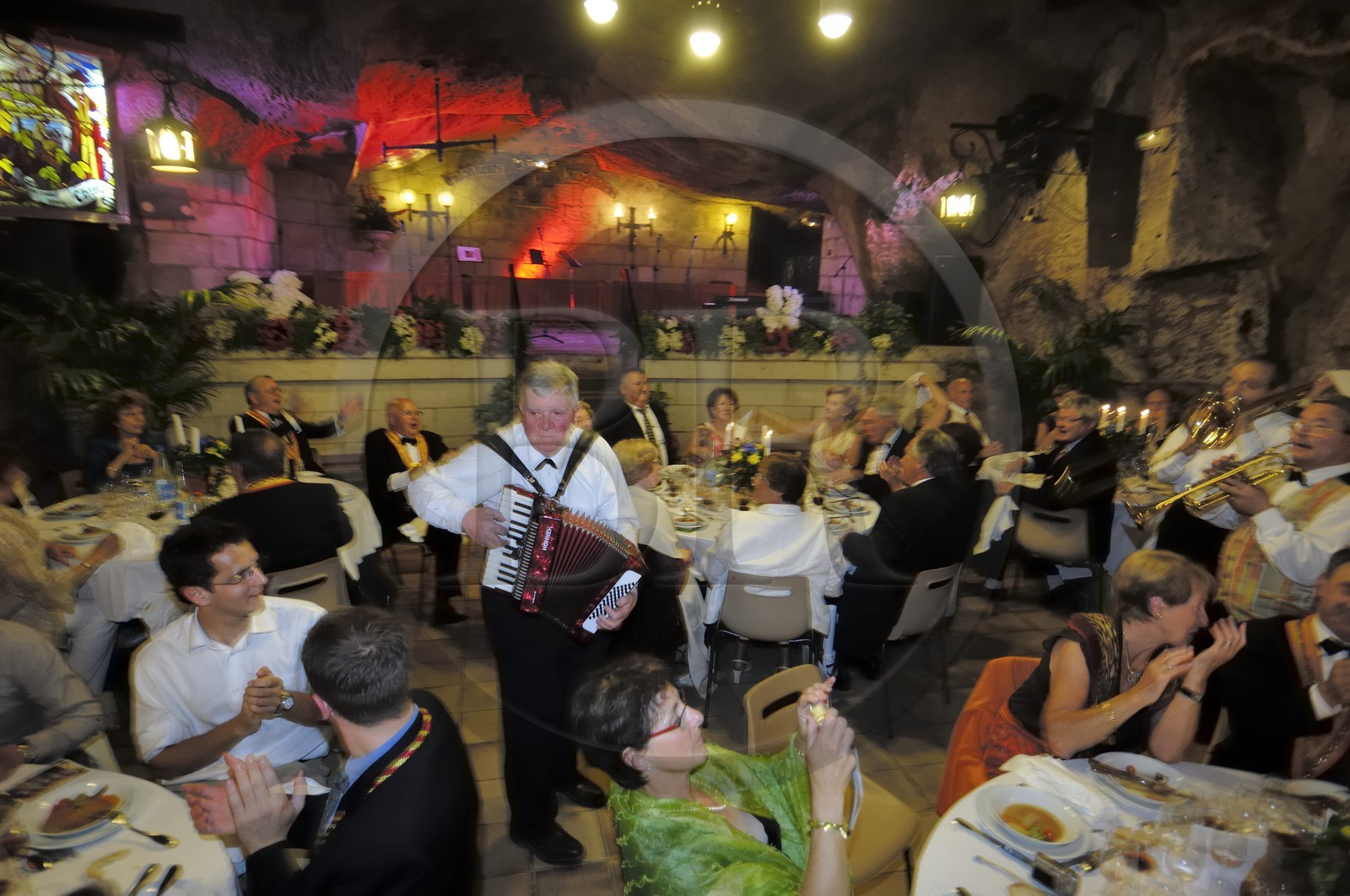 France, Indre et Loire (37), Chinon, les Caves Painctes, confrérie des bons entonneurs rabelaisiens lors du Chapitre de la Fleur