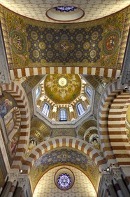 France, Bouches-du-Rhône (13), Marseille, basilique Notre-Dame de la Garde, l’église supérieure éclairée par des baies est richement décorée de marbres polychromes et de mosaïques, la grande coupole au milieu du transept