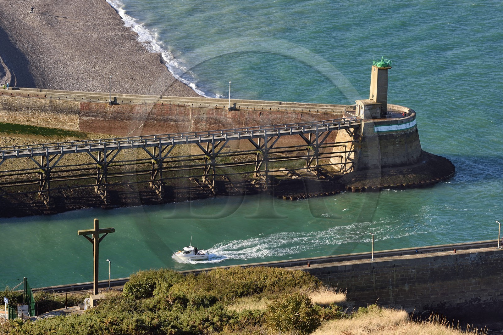 France, Seine-Maritime (76), Pays de Caux, Côte d'Albâtre, Fécamp, balise de la pointe Fagnet à l'entrée du port et la plage de Fécamp en arrière plan