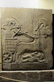 Turquie, Anatolie centrale, Ankara, le musée des Civilisations Anatoliennes, hall de la sculpture hittite, orthostate néo-hittite reproduisant une scène de combat d'inspiration assyrienne