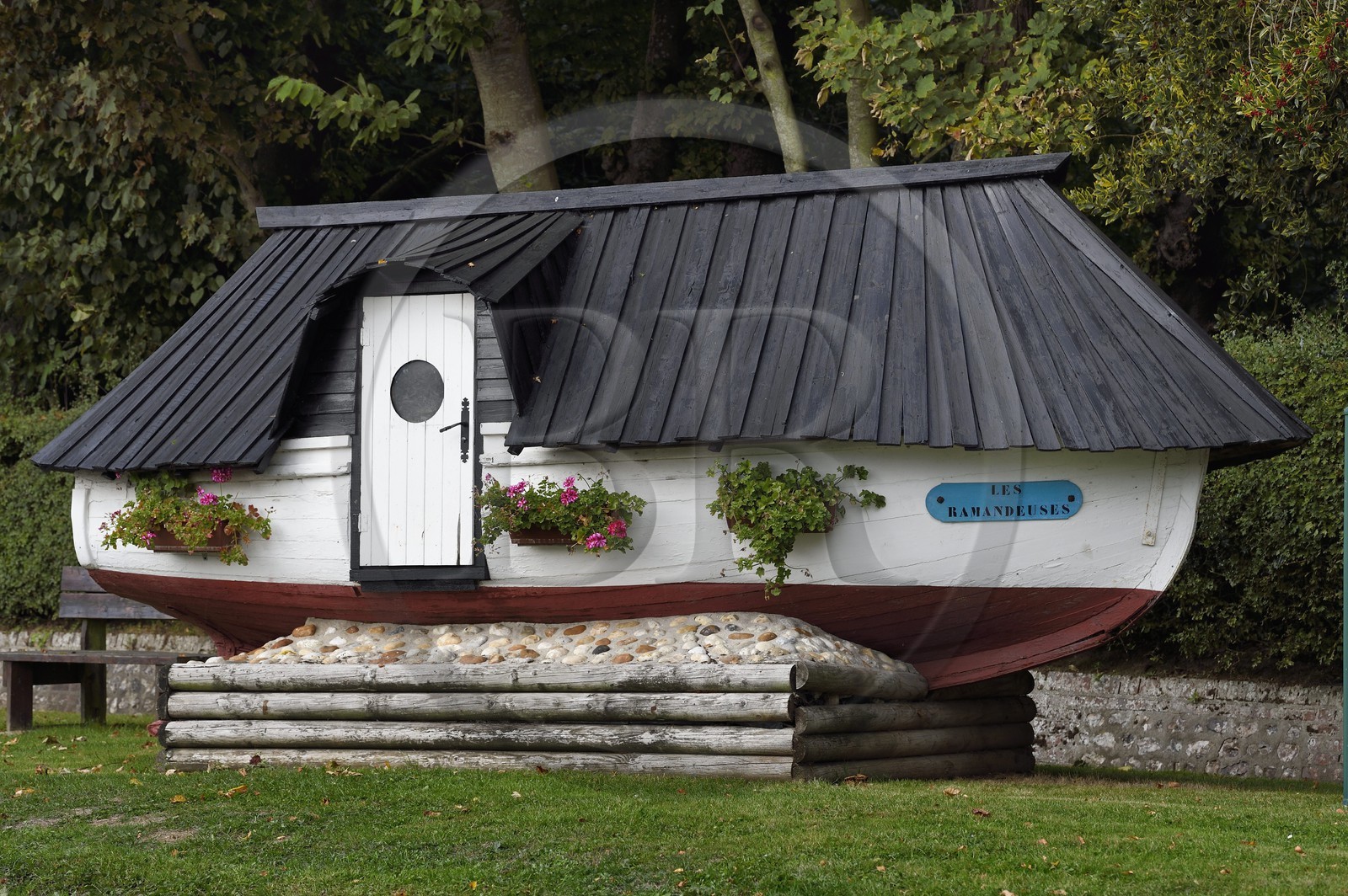 France, Seine-Maritime (76), Pays de Caux, Côte d'Albâtre, Criquebeuf-en-Caux, caloge, cabane aménagée à partir d'un ancien bateau de pecheur devenu impropre à la navigation
