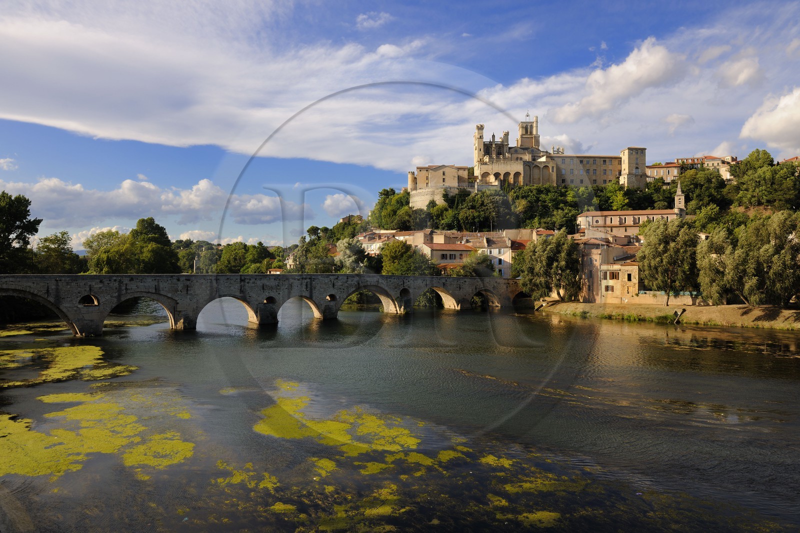 France, Hérault (34), Béziers, la cathédrale Saint Nazaire et le Pont-Vieux sur la rivière Orb