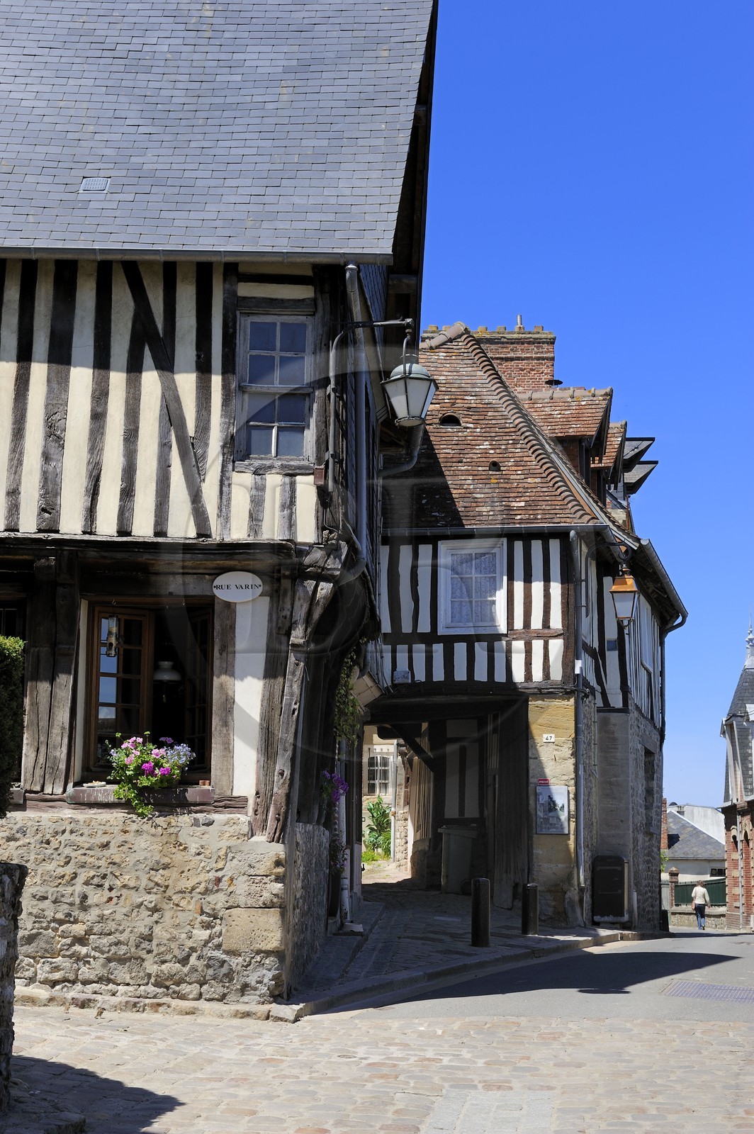 France, Calvados (14), Honfleur, maison traditionnelle à colombages à l'angle de la rue de l'Homme de Bois et Varin