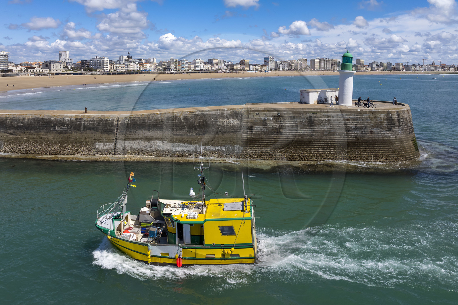 France, Vendée (85), Les-Sables-d'Olonne, la balise d'entrée du chenal au bout de la jetée des skippers classés de la course du Vendée Globe et bateau de pêche entrant dans le chenal d'accès aux ports (vue aérienne)