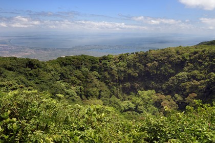 Nicaragua, département de Granada, Réserve naturelle du volcan Mombacho, vue sur le cratère principal et Las Isletas de Granada dans le lac Nicaragua en arrière plan