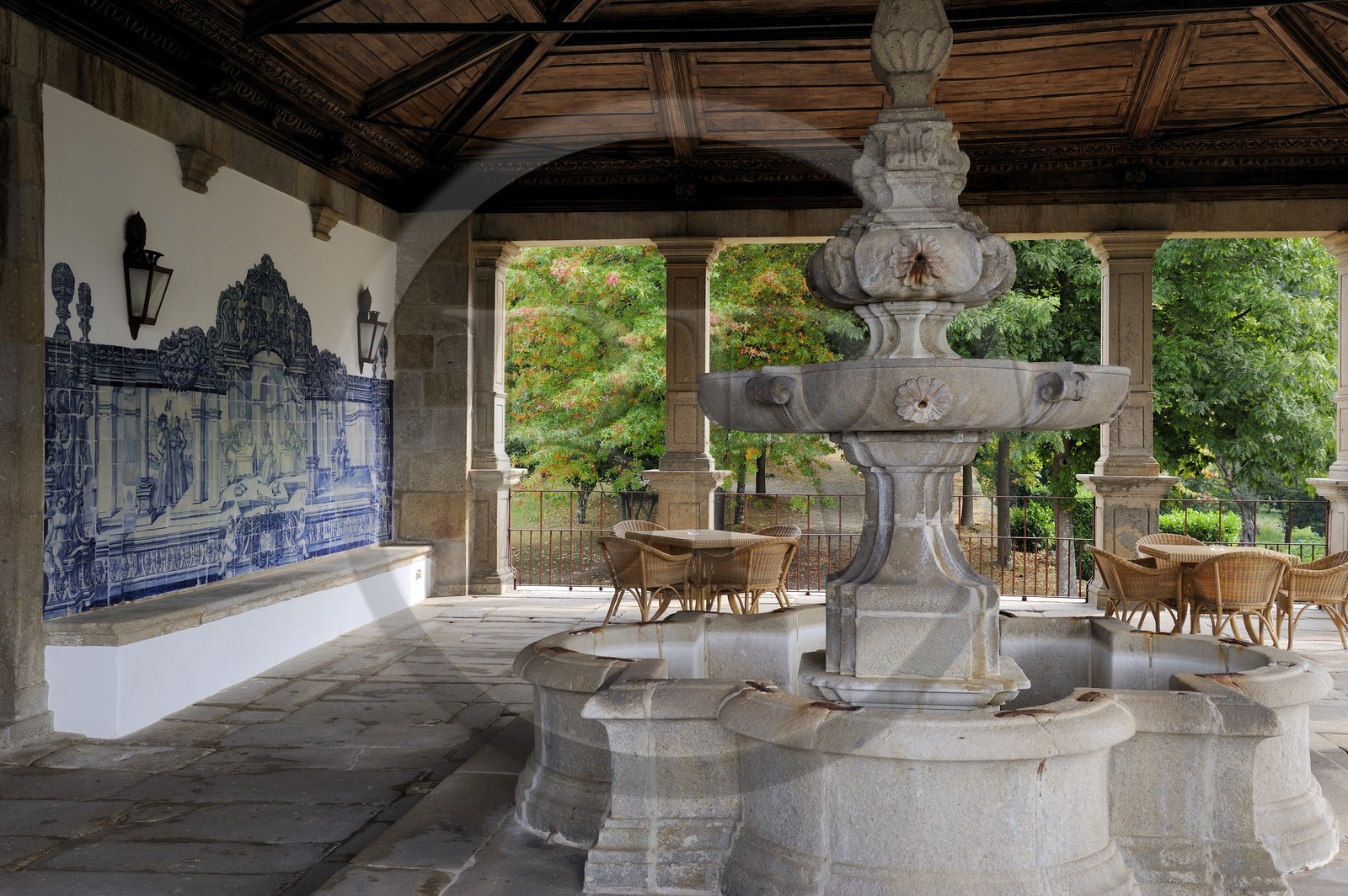 Portugal, région du Minho, Guimaraes, véranda de la Pousada de Santa Marinha da Costa, azulejos du XVIIIème siècle racontant la vie du monastère
