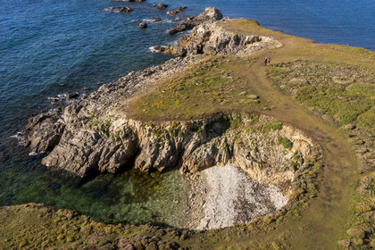 France, Finistère (29), Mer d'Iroise, Ile d'Ouessant, la Pointe de Penn ar Viler sur la cote Sud à la sortie de la Baie de Lampaul (vue aérienne)
